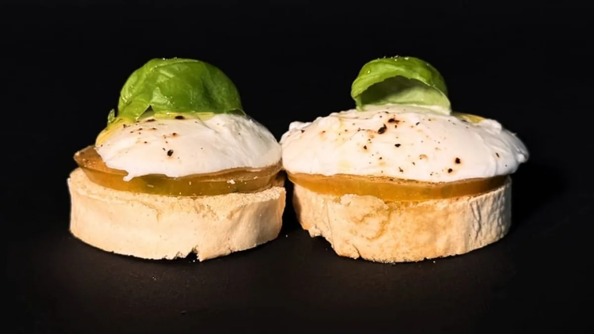 Bruschette con pomodoro, mozzarella e basilico