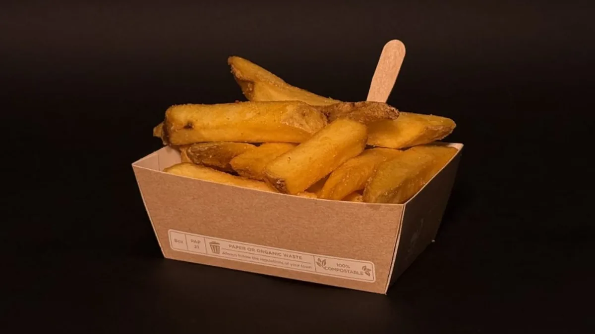 Patatine fritte servite nel cartoccio