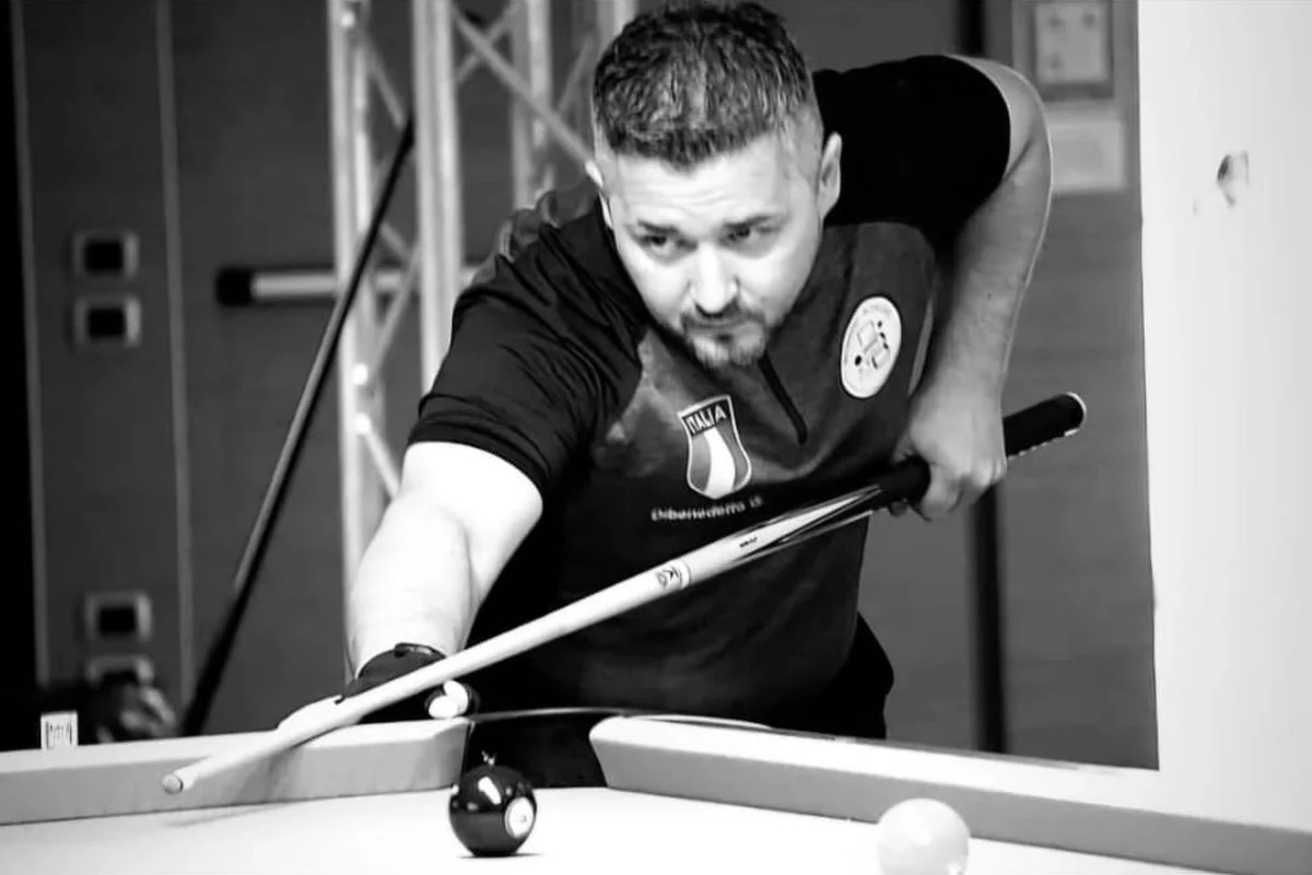 Giuseppe in posizione di tiro con la maglia della nazionale