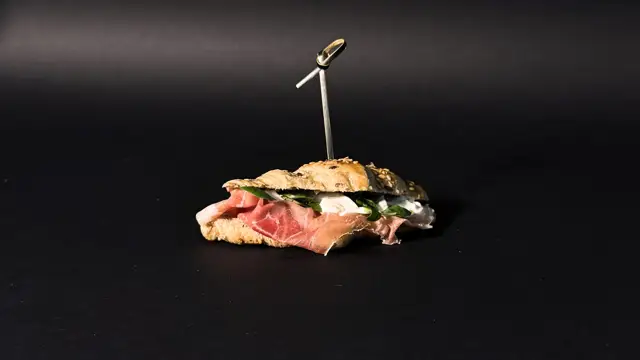 Crudo · stracciatella · valeriana