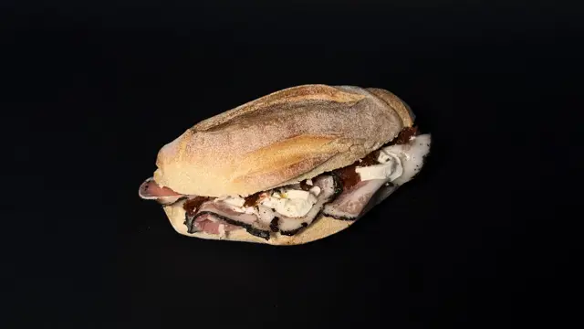 Pancetta coppata · stracciatella · pomodori secchi · olio d'oliva · pepe