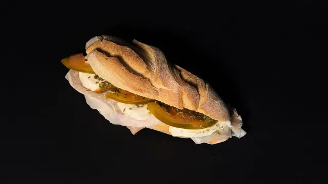 Prosciutto crudo · fior di latte · pomodoro verde · olio d'oliva · origano · pepe