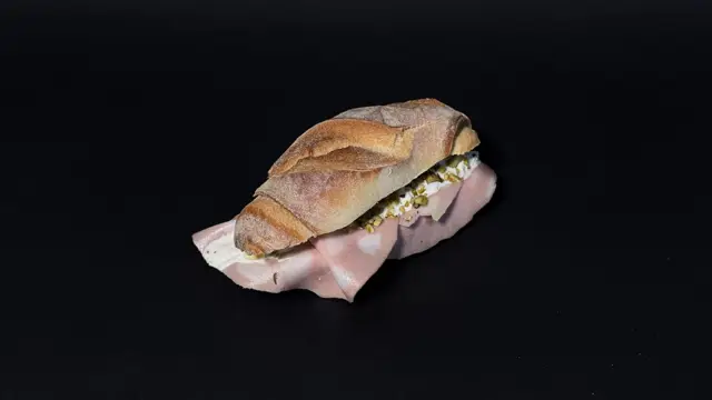 Mortadella · stracciatella · olio d'oliva · pepe · granella di pistacchio