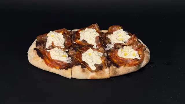 Salame piccante · patè di olive nere · stracciatella · olio d'oliva