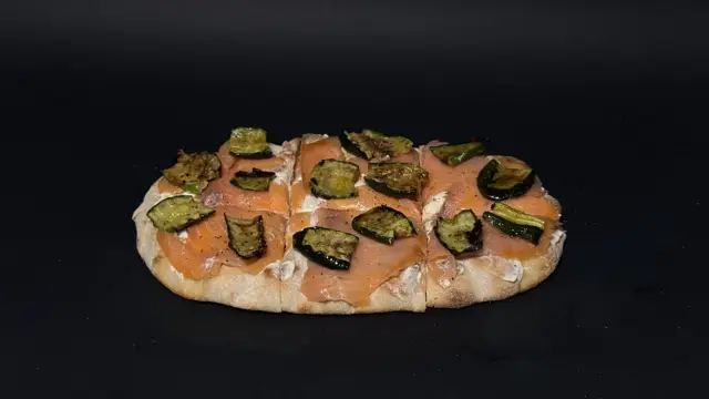 Salmone · philadelphia · zucchine grigliate · olio d'oliva · pepe · scaglie di limone