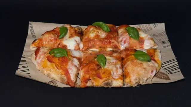 Salsa di pom. rosso · fior di latte · olio d'oliva · basilico