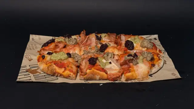 Salsa di pom. rosso · prosciutto cotto · fior di latte · crema di carciofi · crema di funghi · patè di olive nere · olio d'oliva