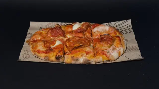Salsa di pom. rosso · spianata piccante · fior di latte · olio d'oliva