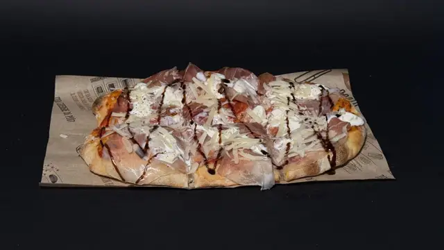 Salsa di pom. rosso · prosciutto crudo · stracciatella · scaglie di grana · glassa balsamica · pepe