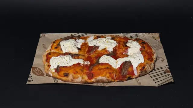 Salsa di pom. rosso · acciughe · stracciatella · scaglie di limone · olio d'oliva · pepe