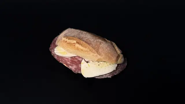 Salame dolce · fior di latte · olio d'oliva · crema di funghi · pepe