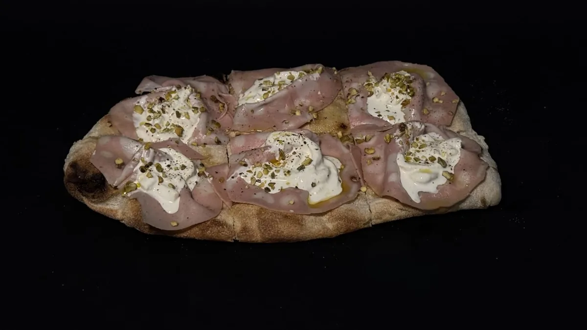 Pinsa con mortadella, stracciatella e pistacchi